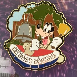 LE 3500 2001 Disney Liberty Square Pin with Goofy - Multicolor